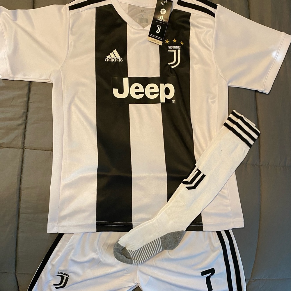 Boys (Cristiano Ronaldo) Jersey set.  Size 26 (youth XL).  NWT